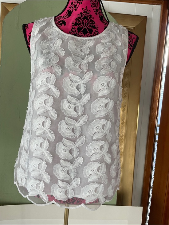 Dolce Cabo Tops - Dolce Cabo White Floral Appliqué Camisole
